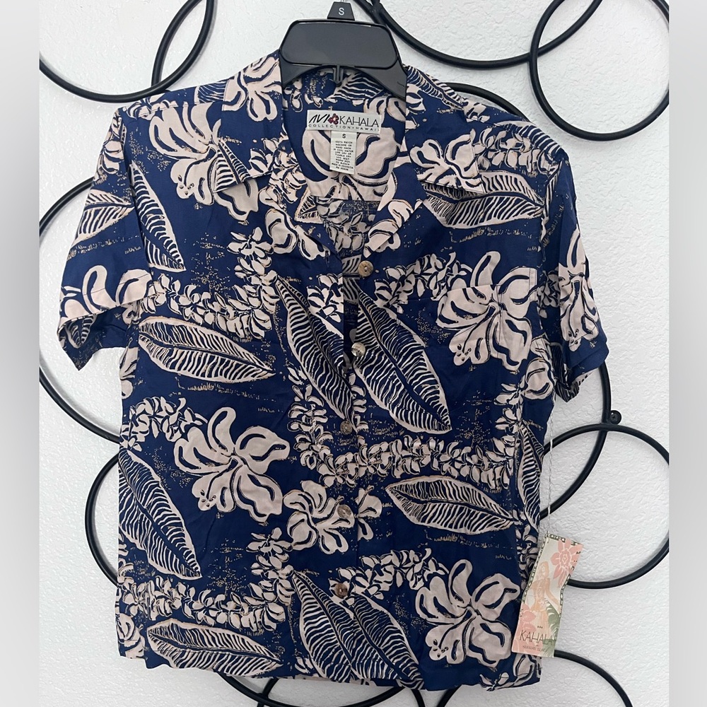 Kahala Hawaiian Shirt (women’s small) NWT